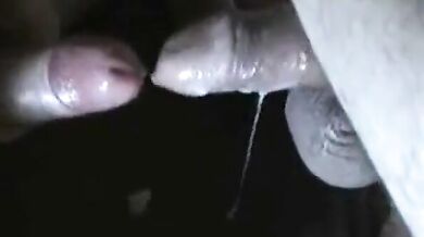 Attracco e sborrata nel prepuzio - Sega amatoriale gay