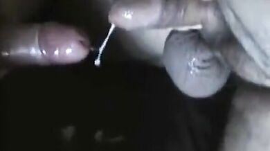 Attracco e sborrata nel prepuzio - Sega amatoriale gay