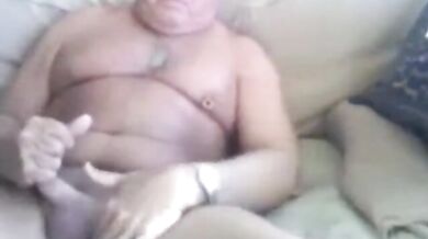 Papà barbuto si masturba