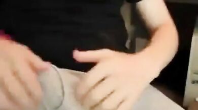 Grosso cazzo, carico enorme! Sega amatoriale da parte di un uomo super cazzuto