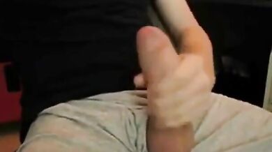 Grosso cazzo, carico enorme! Sega amatoriale da parte di un uomo super cazzuto