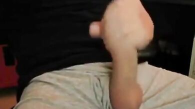 Grosso cazzo, carico enorme! Sega amatoriale da parte di un uomo super cazzuto