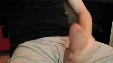 Grosso cazzo, carico enorme! Sega amatoriale da parte di un uomo super cazzuto