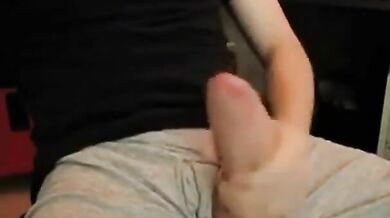 Grosso cazzo, carico enorme! Sega amatoriale da parte di un uomo super cazzuto