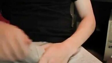 Grosso cazzo, carico enorme! Sega amatoriale da parte di un uomo super cazzuto