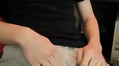 Grosso cazzo, carico enorme! Sega amatoriale da parte di un uomo super cazzuto