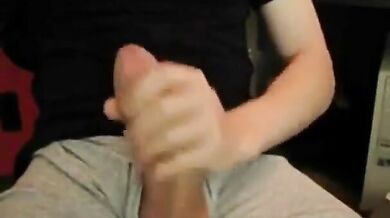 Grosso cazzo, carico enorme! Sega amatoriale da parte di un uomo super cazzuto