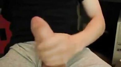 Grosso cazzo, carico enorme! Sega amatoriale da parte di un uomo super cazzuto