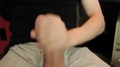 Grosso cazzo, carico enorme! Sega amatoriale da parte di un uomo super cazzuto