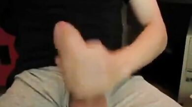 Grosso cazzo, carico enorme! Sega amatoriale da parte di un uomo super cazzuto