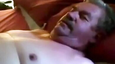 Papà orso amatoriale succhia un piccolo cazzo