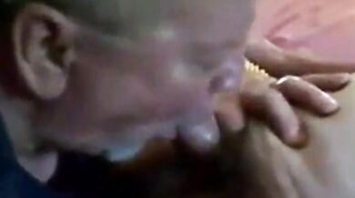 Papà orso amatoriale succhia un piccolo cazzo