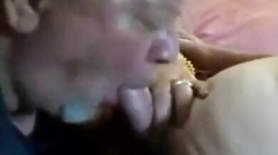 Papà orso amatoriale succhia un piccolo cazzo