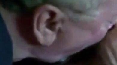 Papà orso amatoriale succhia un piccolo cazzo