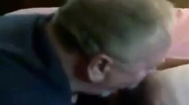 Papà orso amatoriale succhia un piccolo cazzo