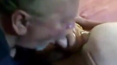 Papà orso amatoriale succhia un piccolo cazzo