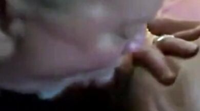 Papà orso amatoriale succhia un piccolo cazzo