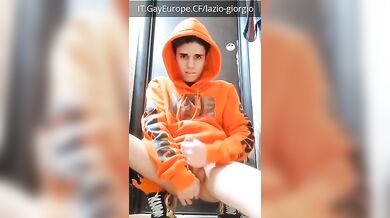 Ragazzo Italiano si Sega e Sborra Ditalino nel Culo