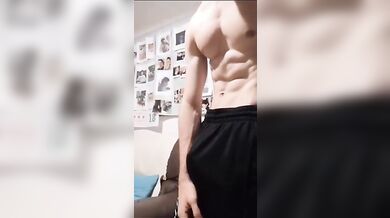 Frocio Italiano Twink Carino Esposto mentre si Sega