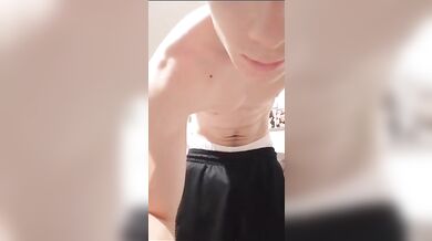 Frocio Italiano Twink Carino Esposto mentre si Sega