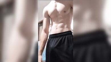 Frocio Italiano Twink Carino Esposto mentre si Sega