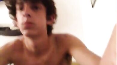 Ragazzo Italiano si Sega il Cazzo Arrapato