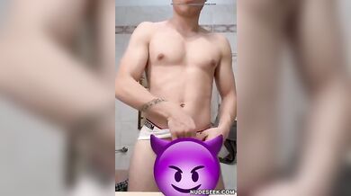 Stallone Italiano Arrapato si Sega il Grosso Cazzo