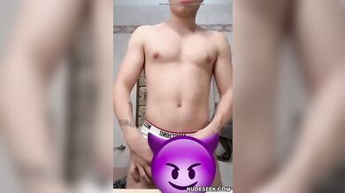 Stallone Italiano Arrapato si Sega il Grosso Cazzo