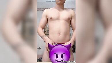 Stallone Italiano Arrapato si Sega il Grosso Cazzo