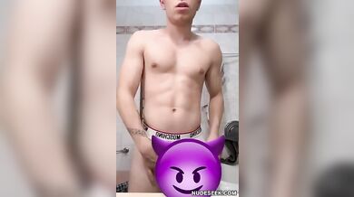 Stallone Italiano Arrapato si Sega il Grosso Cazzo