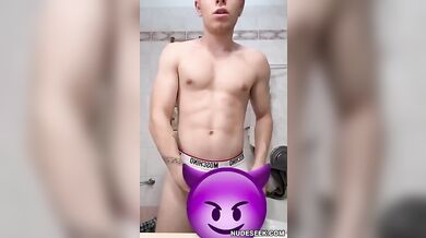 Stallone Italiano Arrapato si Sega il Grosso Cazzo