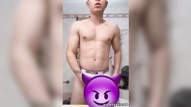 Stallone Italiano Arrapato si Sega il Grosso Cazzo