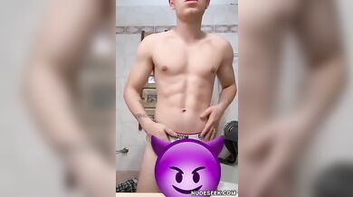 Stallone Italiano Arrapato si Sega il Grosso Cazzo