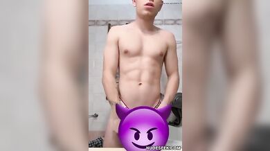 Stallone Italiano Arrapato si Sega il Grosso Cazzo