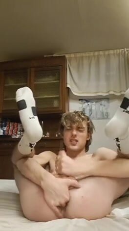Troia Italiana Alessandro si Sega e Gioca col Culo