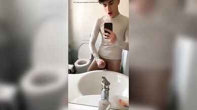 Ragazzo Italiano Etero Arrapato si Sega per la Fidanzata