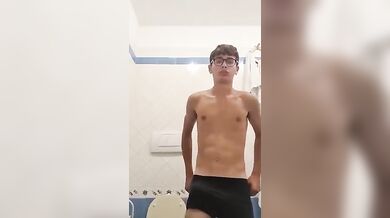 Twink Italiano Sborra Subito dopo una Sega Veloce