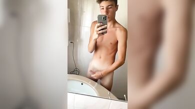 Ragazzo Italiano Etero Caldo si Sega il Cazzo