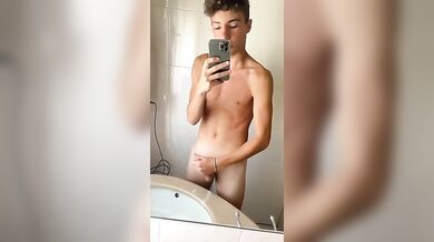 Ragazzo Italiano Etero Caldo si Sega il Cazzo