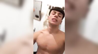 Ragazzo Italiano Arrapato si Sega e Parla Sporco