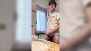 Twink Italiano con Grosso Cazzo si Sega per Te