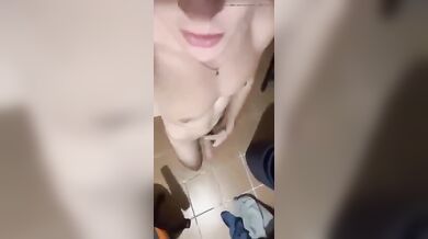 Twink Italiano Nudo e Sexy Mostra il Suo Corpo