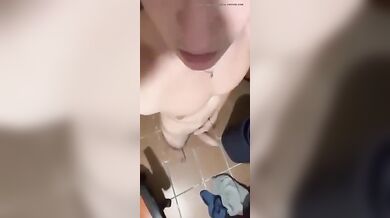 Twink Italiano Nudo e Sexy Mostra il Suo Corpo