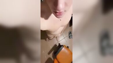 Twink Italiano Nudo e Sexy Mostra il Suo Corpo