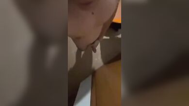 Twink Italiano Nudo e Sexy Mostra il Suo Corpo