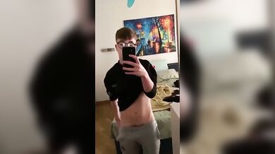 Twink Italiano con Grosso Cazzo si Sega Arrapato