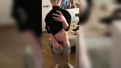 Twink Italiano con Grosso Cazzo si Sega Arrapato