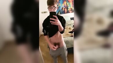 Twink Italiano con Grosso Cazzo si Sega Arrapato