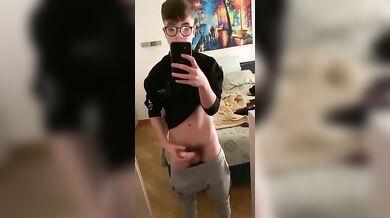 Twink Italiano con Grosso Cazzo si Sega Arrapato