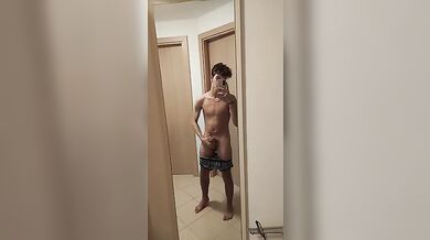 Twink Italiano Sexy e Arrapato si Sega per Te